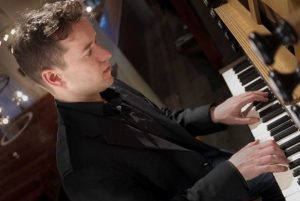 Organist Daniel Moult