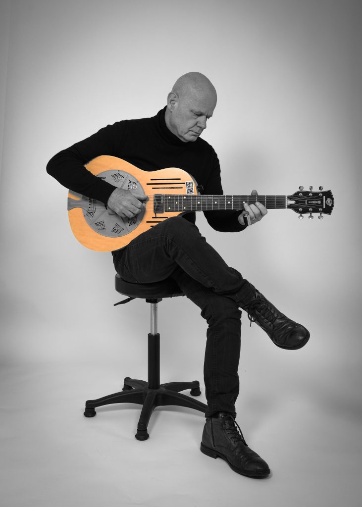 Image of Richard Townend with guitar